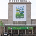 Lielizmēra plakāts pie „Messe Berlin” ziemeļu ieejas visiem izstādes apmeklētājiem ziņo – šogad te galvenā ir Latvija.